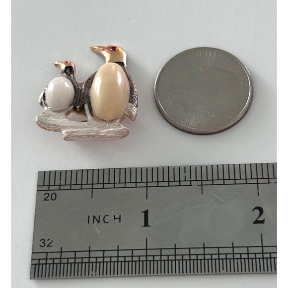 Vintage Mother Baby Penguin Brooch Pin Gold Tone Faux Pearl Hong Kong 1.6" x 1.3 - Picture 4 of 4